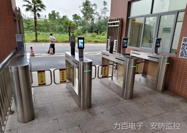 出入口三辊闸与门禁系统实拍